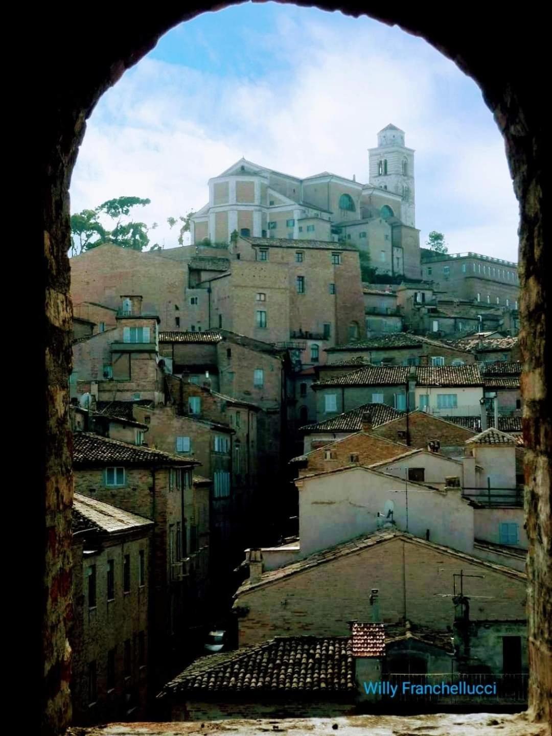 Casa Vacanze Nel Centro Storico Di Fermo Happy Song Exterior photo
